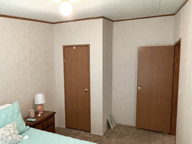 Building Photo - Furnished 3 bedroom 2 full bathroom Manufa...