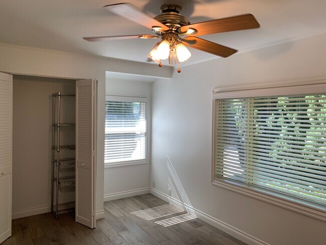 Building Photo - Charming 3+1 Canyon Country Cutie Nestled in the Hills!