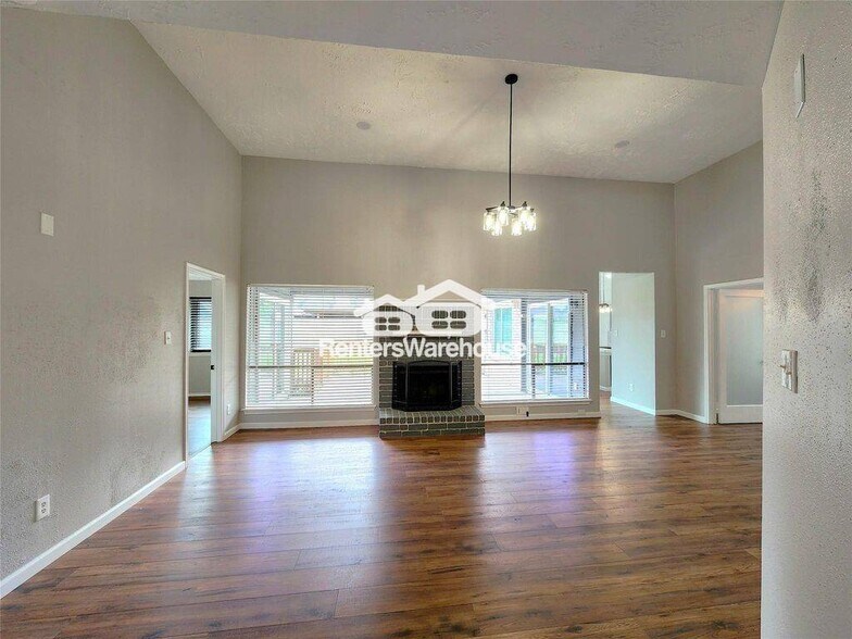 Building Photo - 2118 Creston Dr