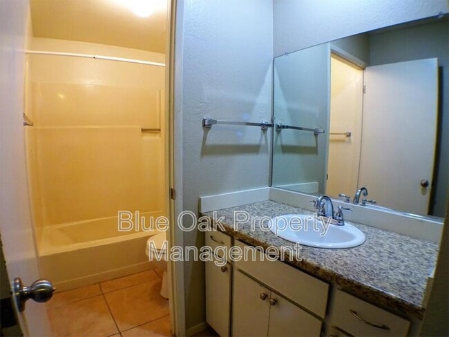 Building Photo - 346 Hickory St