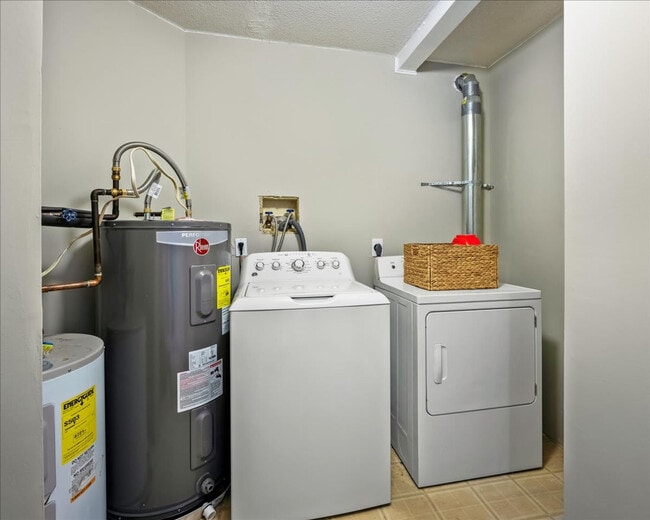 Building Photo - 1825 Jennifer Dr