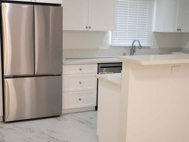 Building Photo - 302 N Ventura St