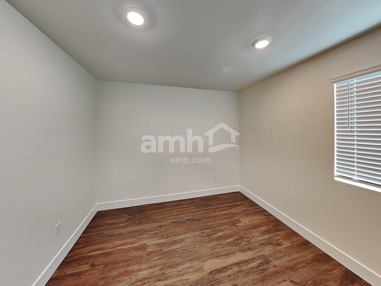 Building Photo - 818 S Oak St