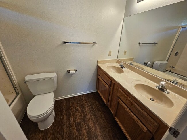 Building Photo - 2356-2356 Bushnell St