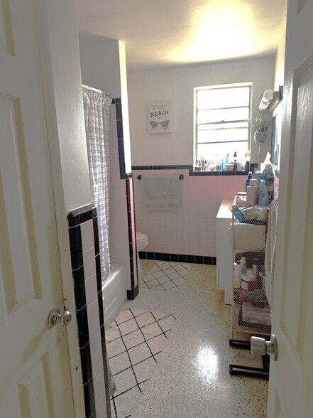 Building Photo - 108 Lantana Ave
