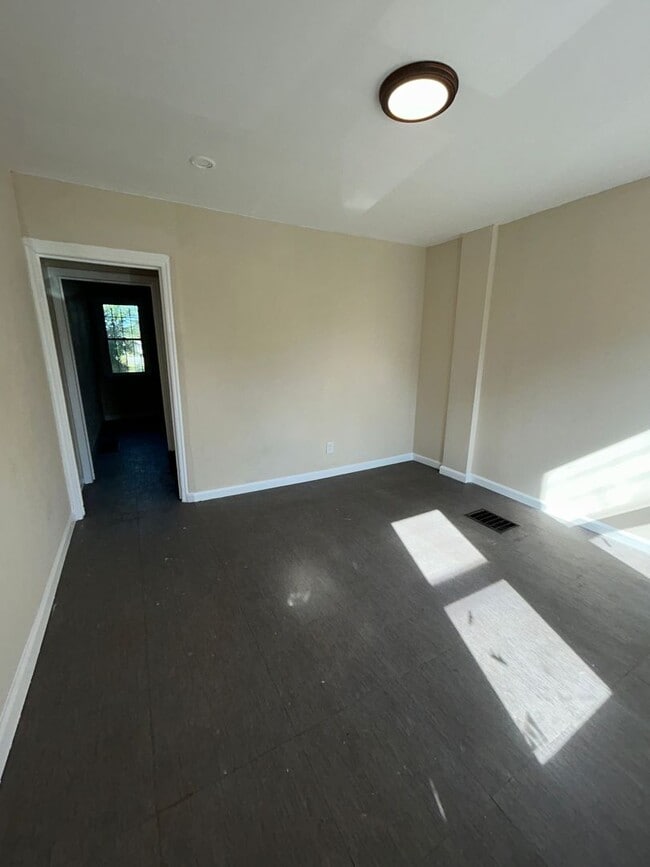 Building Photo - 3 bed 1 bath