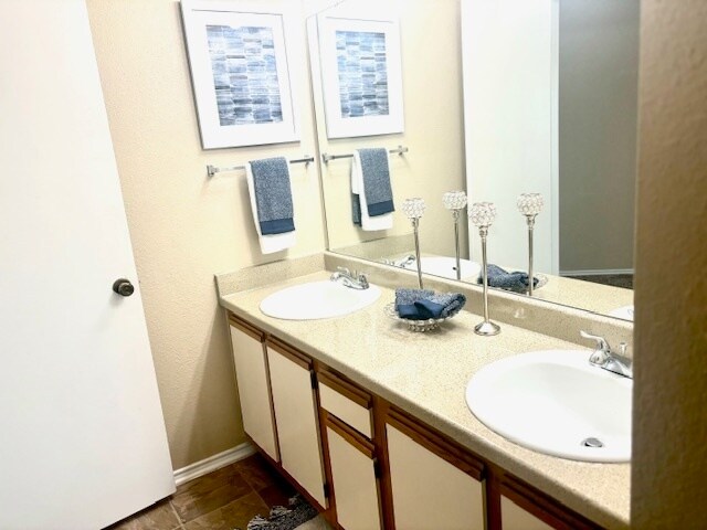 Building Photo - Townhouse! 2 bedroom 2.5 bath 2 car garage!