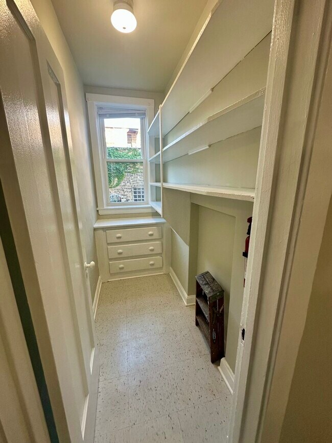 Building Photo - 6327 N Oakley Ave