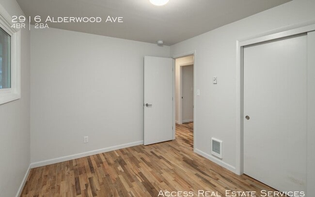 Building Photo - 2916 Alderwood Ave