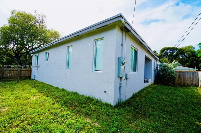 Building Photo - 1505 SW 27th Ct