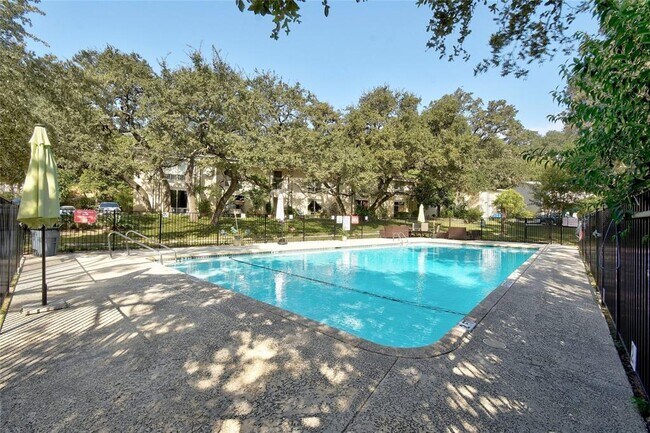 Building Photo - 5330 Balcones Dr