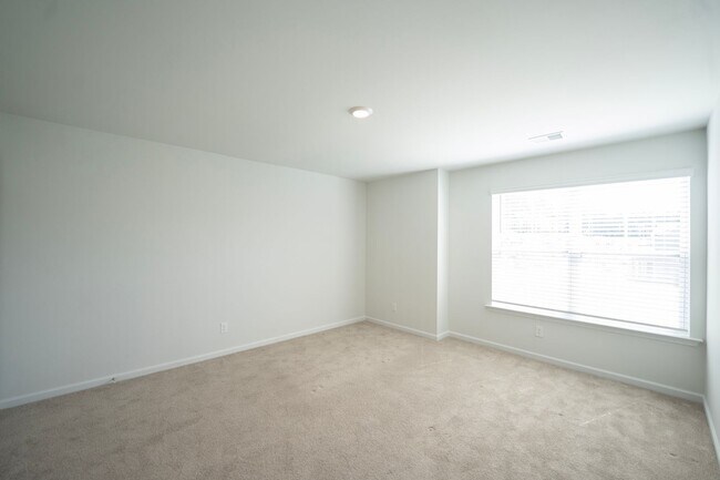 Building Photo - AVAILABLE NOW!