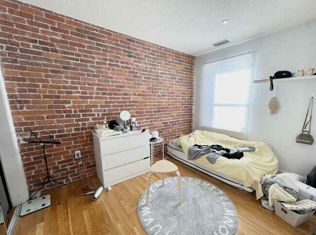 Building Photo - 73 Gainsborough St