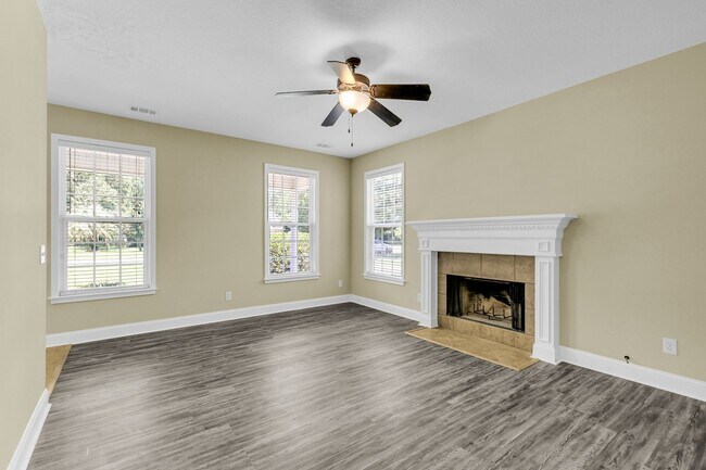 Building Photo - 4 Bedroom 2.5 Bathroom single family home ...