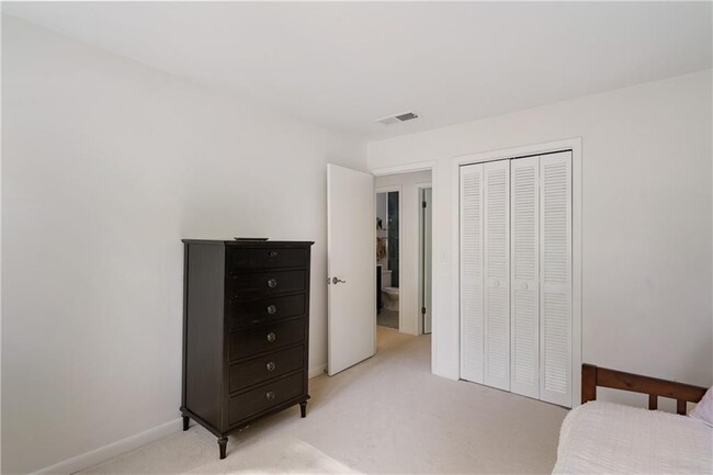 Building Photo - 675 Mountain Dr NE