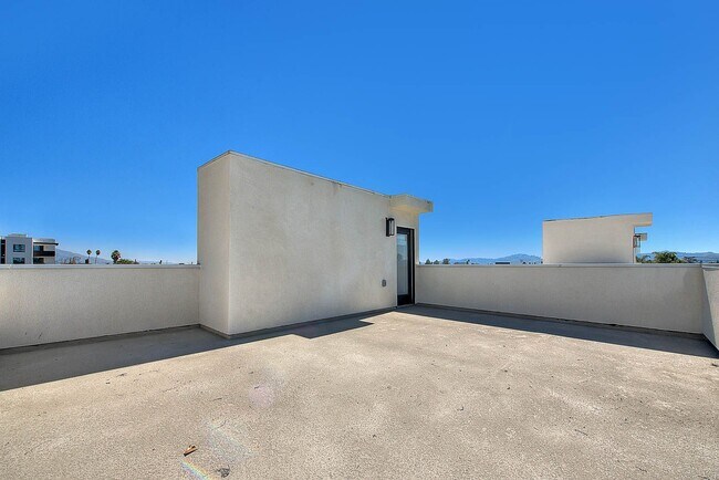 Building Photo - Luxury 2 & 4 Bed Townhomes in NoHo!