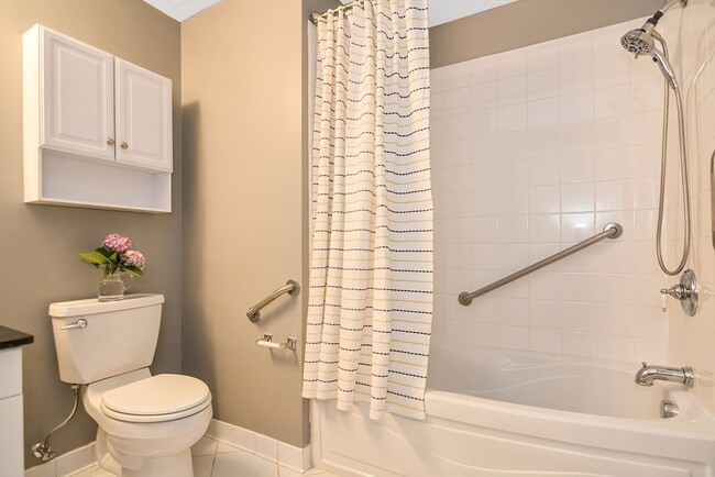 Building Photo - 614 Pond St