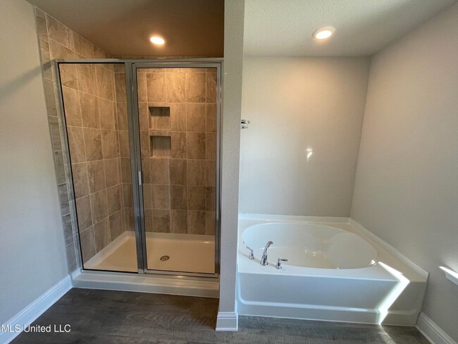 Building Photo - Large 4-bedroom home located in the South ...