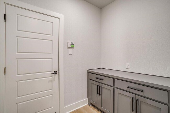 Building Photo - Stylish, Upgraded 3-bedroom, 2.5 bathroom ...