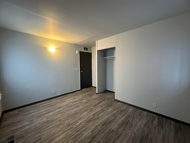 Building Photo - 802 Knollcrest-