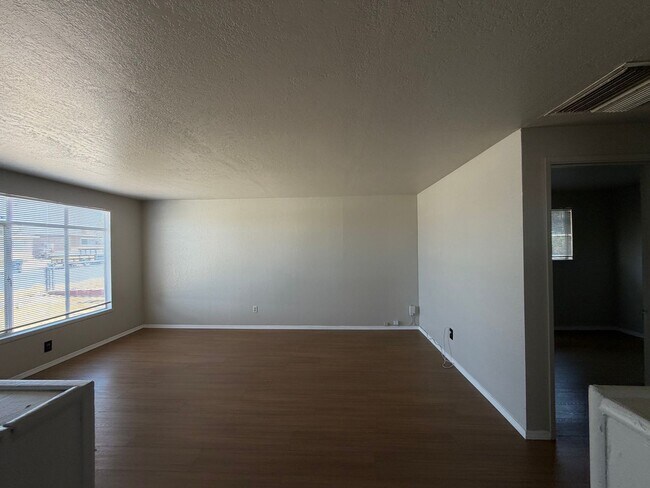 Building Photo - 1020 Taos Dr