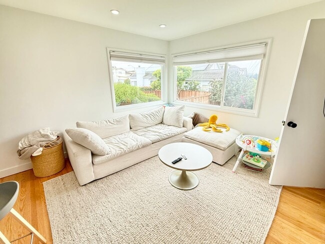 Building Photo - Beautifully Remodeled Westlake Home