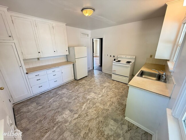 Building Photo - Charming Home with Fenced Yard & Garage
