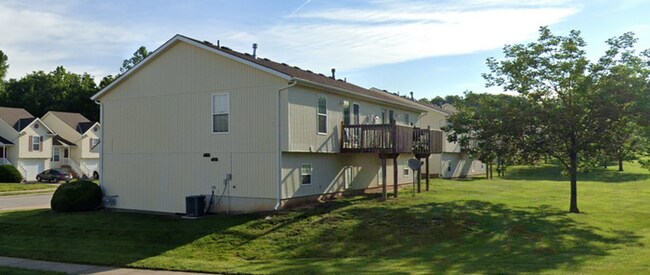 Building Photo - Creekwood Park Townhomes: 3 bedroom Duplex with unique floor plan for rent in the Northland