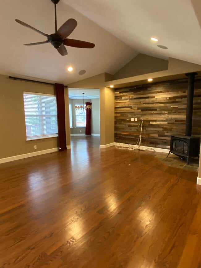 Building Photo - 12609 Oak Cir
