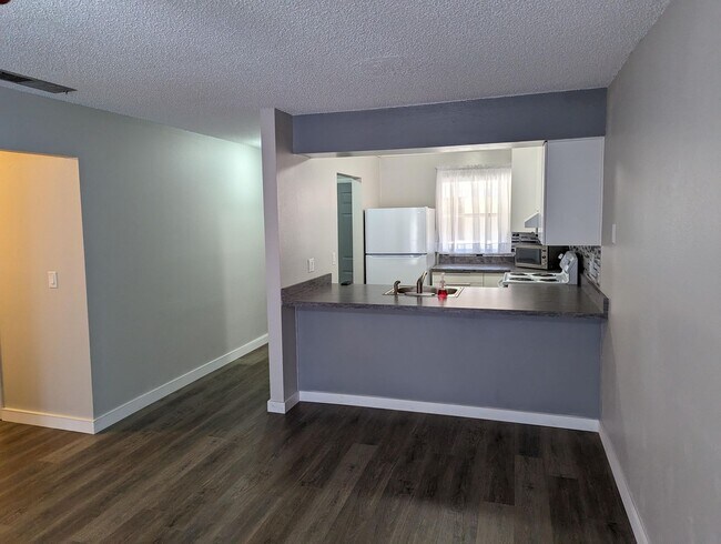 Building Photo - Nicely updated large condo