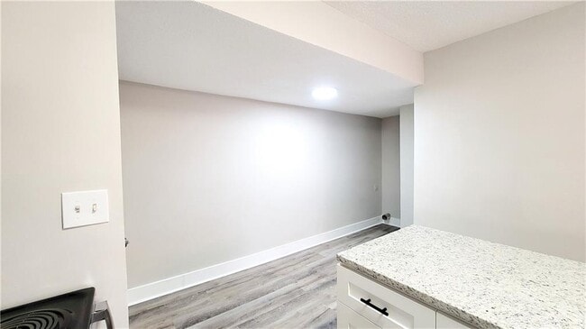 Building Photo - 755 Fallview Dr