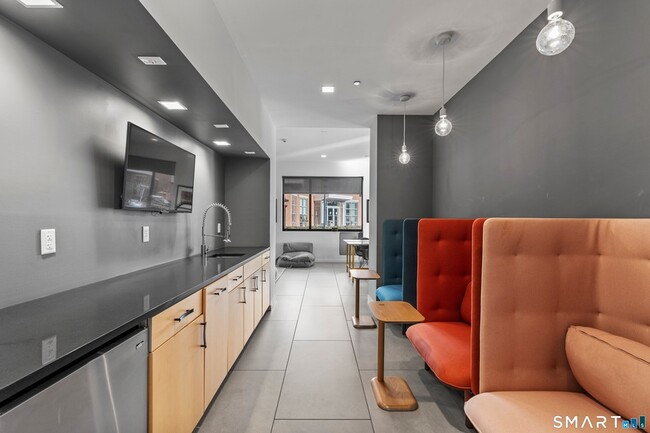 Building Photo - 19 Day St