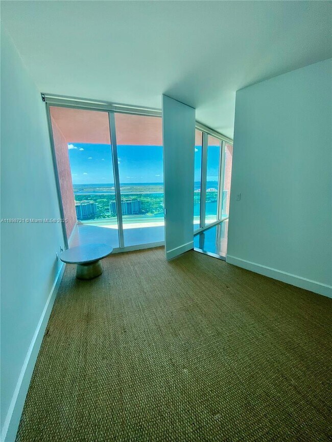 Building Photo - 300 South Pointe Dr