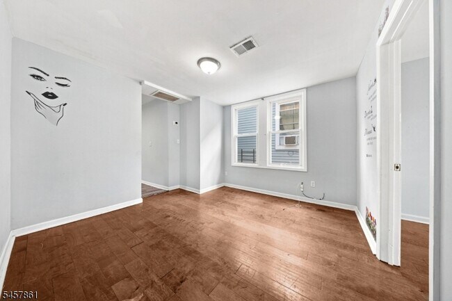 Building Photo - 133 Smith St
