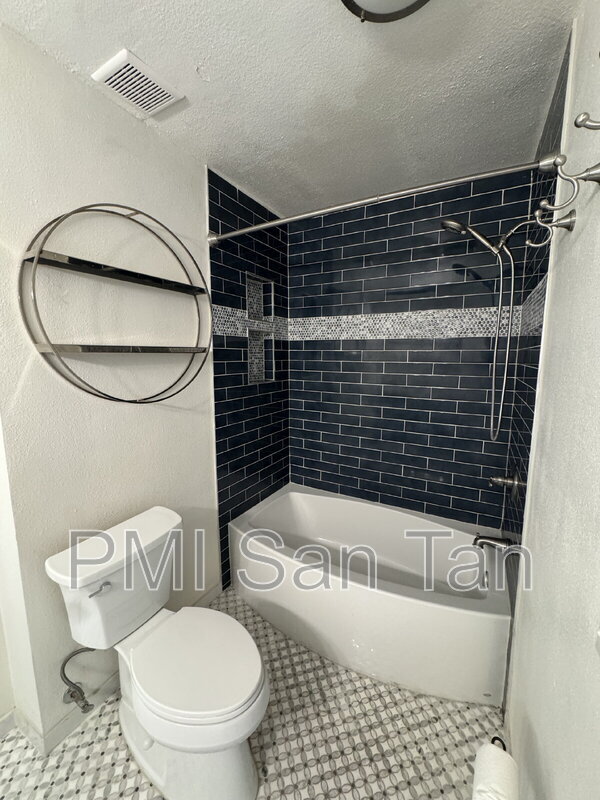 Building Photo - 5525 E Thomas Rd