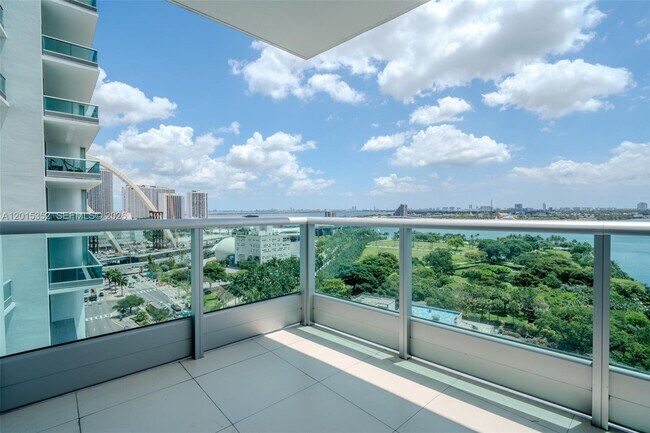 Building Photo - 900 Biscayne Blvd