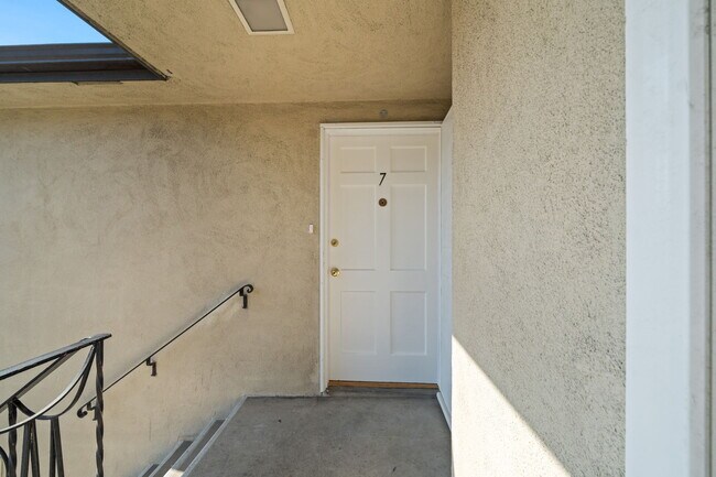 Building Photo - 734 Linden Ave