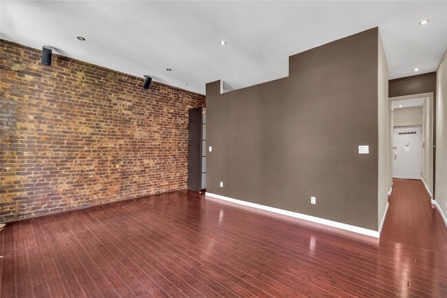 Building Photo - 324 E 50th St