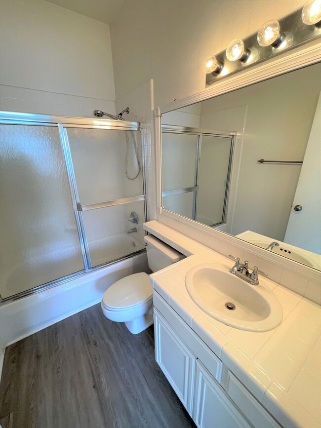 Building Photo - Desirable Cape Weston Condo