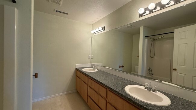 Building Photo - 16316 NE 43rd Way