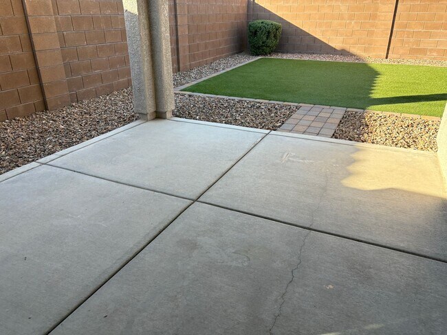 Building Photo - Northwest 3 Bedroom