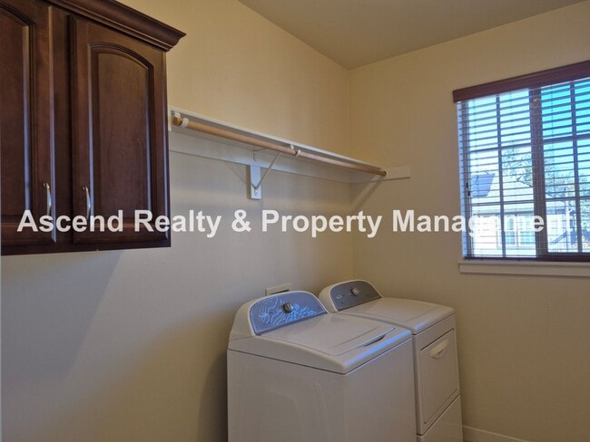 Building Photo - Lower Price! Available Immediately Minutes to Orenco 4 Bed & Office with Full Bath on Main 1 Smal...