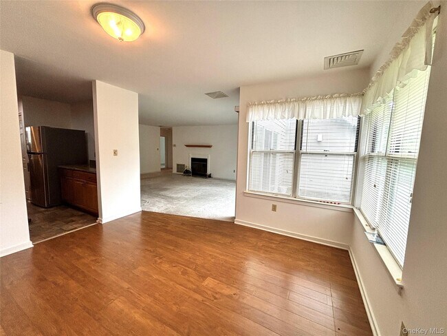 Building Photo - 504 Continental Dr