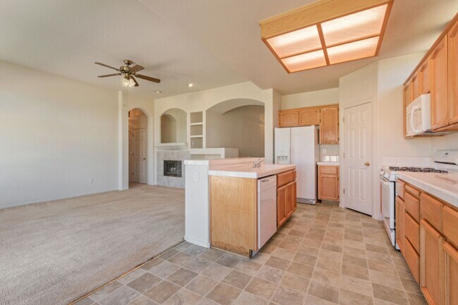 Building Photo - 3 Bedroom, 2 Bath home in Double Diamond Neighborhood