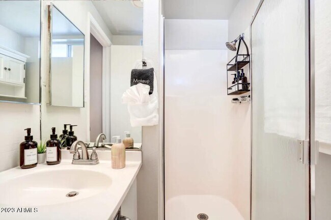 Building Photo - 1648 W Grovers Ave