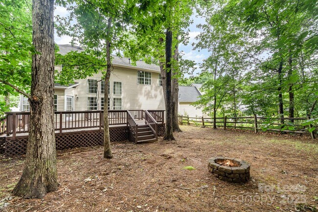 Building Photo - 8256 Chatham Oaks Dr