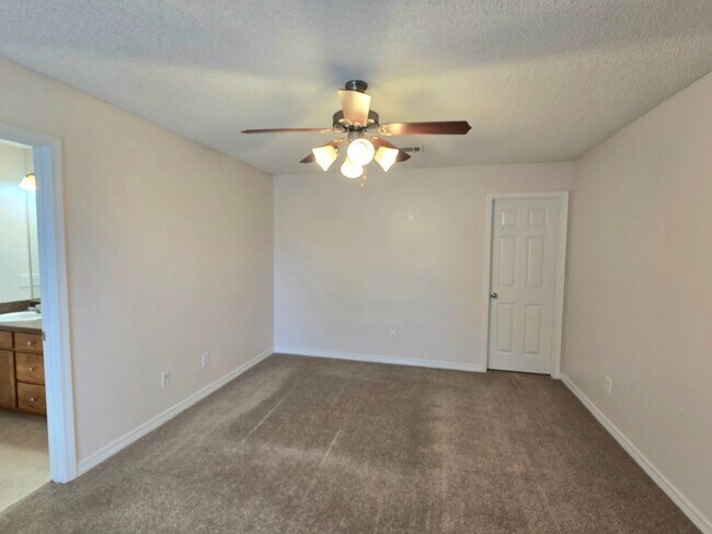 Building Photo - Spacious 4-Bedroom Home