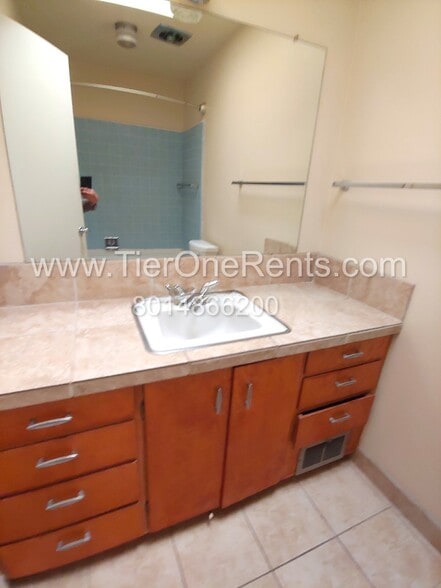 Building Photo - This property offers a NO DEPOSIT option available for qualified renters!