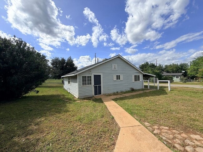 Building Photo - Well maintained home in convenient location w/seasonal landscaping incl.