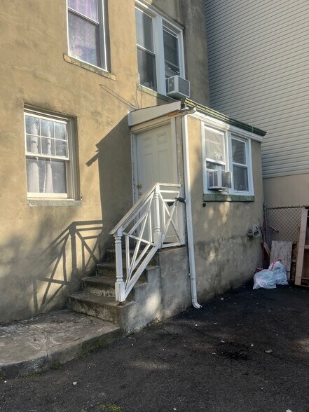 Building Photo - 579 Liberty Ave